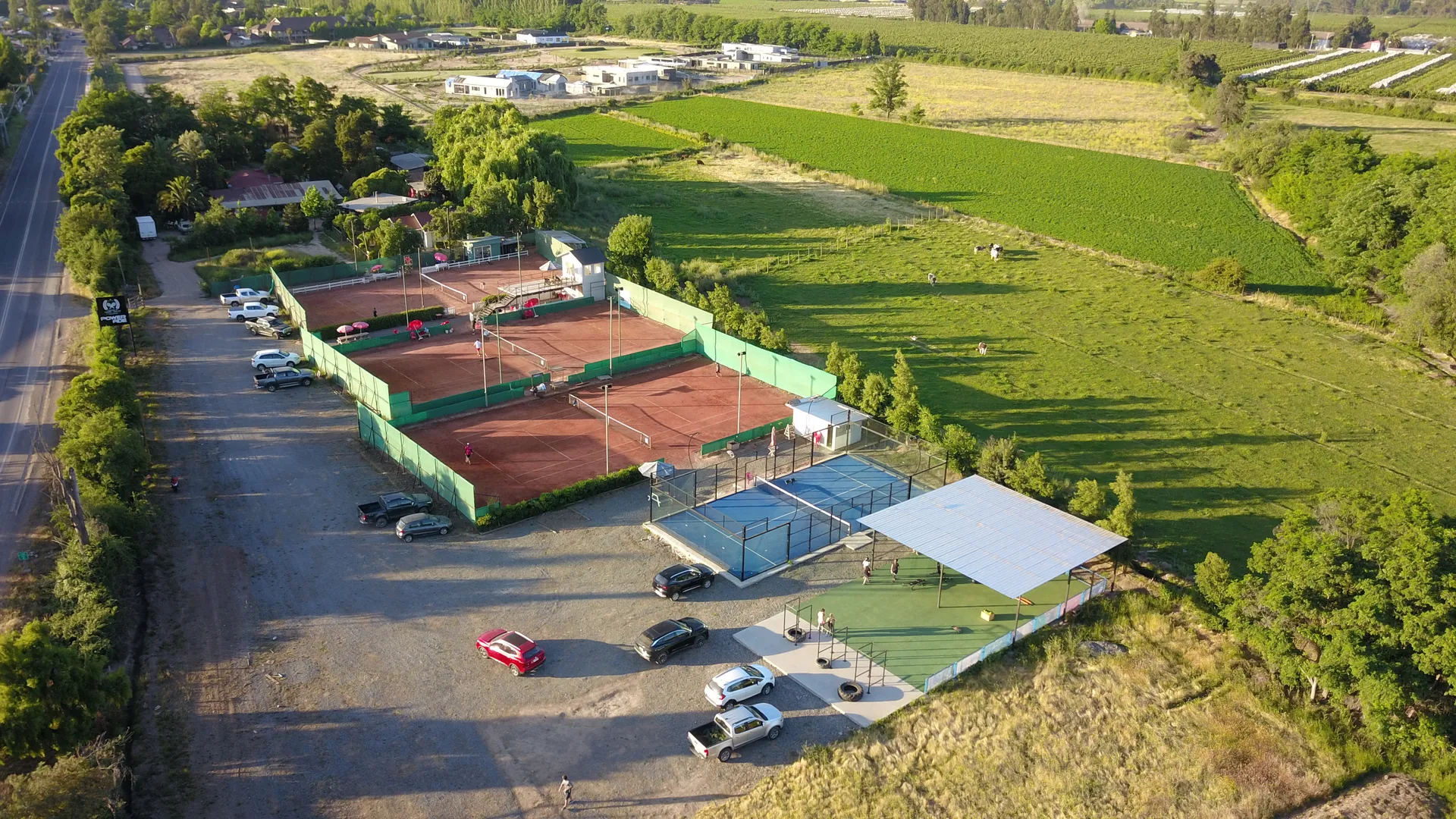Vista aérea de las instalaciones y áreas verdes de Tenis y Pádel Solís